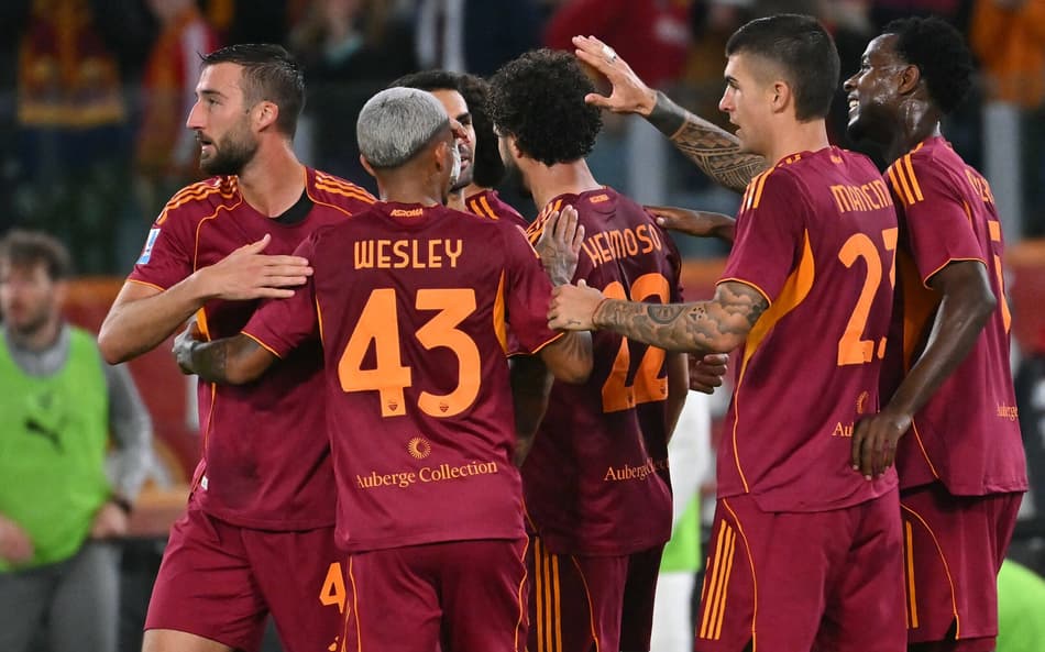 Wesley comemora a vitória da Roma com seus companheiros (Foto: Filippo MONTEFORTE / AFP)