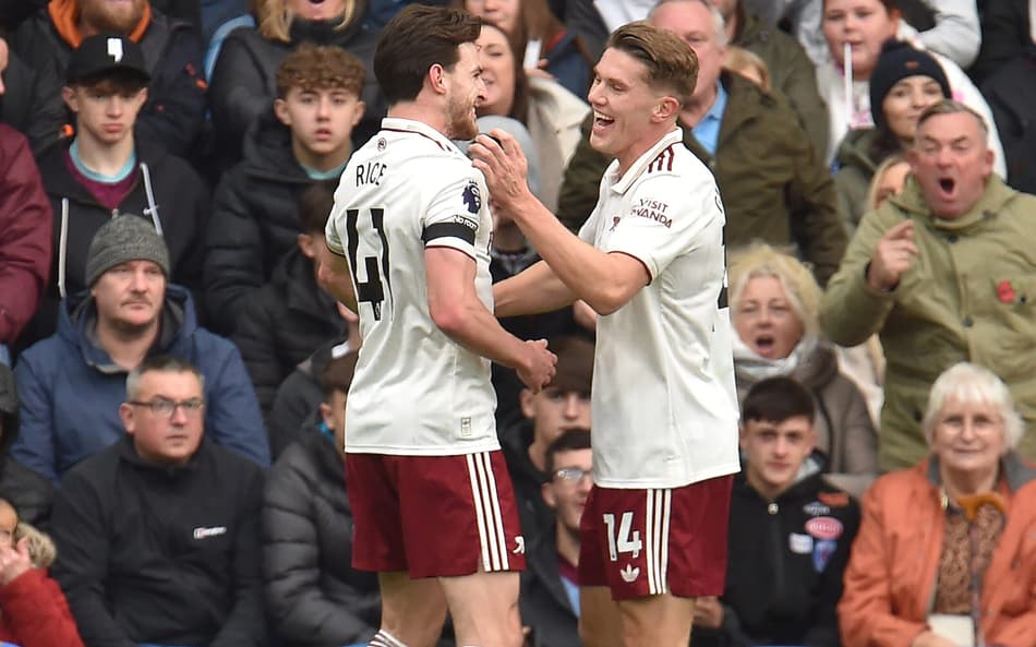 Gyokeres e Rice comemoram gol do Arsenal sobre o Burnley (Foto: PETER POWELL / AFP)