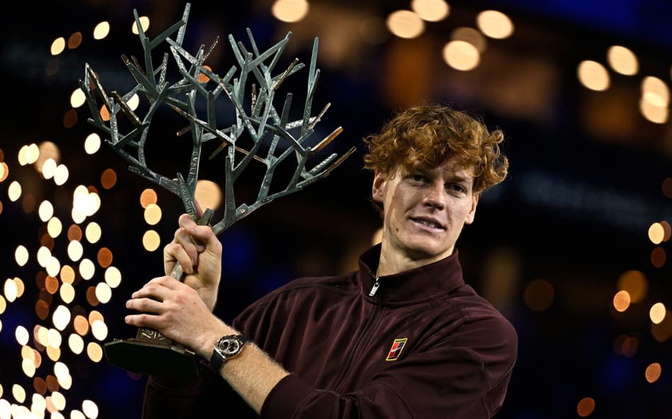 Jannik Sinner venceu o Masters 1000 de Paris 2025 (Foto: JULIEN DE ROSA / AFP)