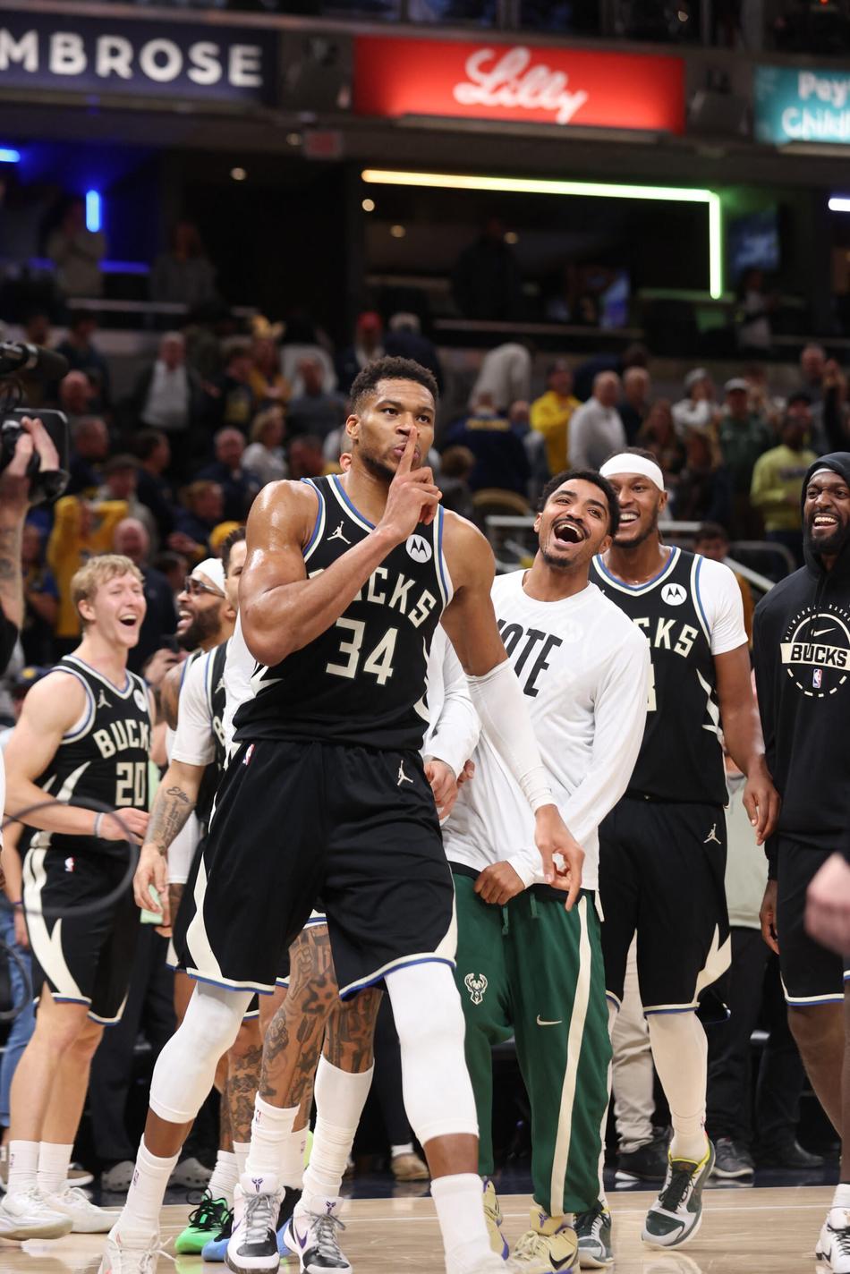 Giannis Antetokounmpo mandando a torcida dos Pacers ficarem em silêncio após ele virar o jogo no game winner (Foto: Pepper Robinson / NBAE / Getty Images / Getty Images via AFP)