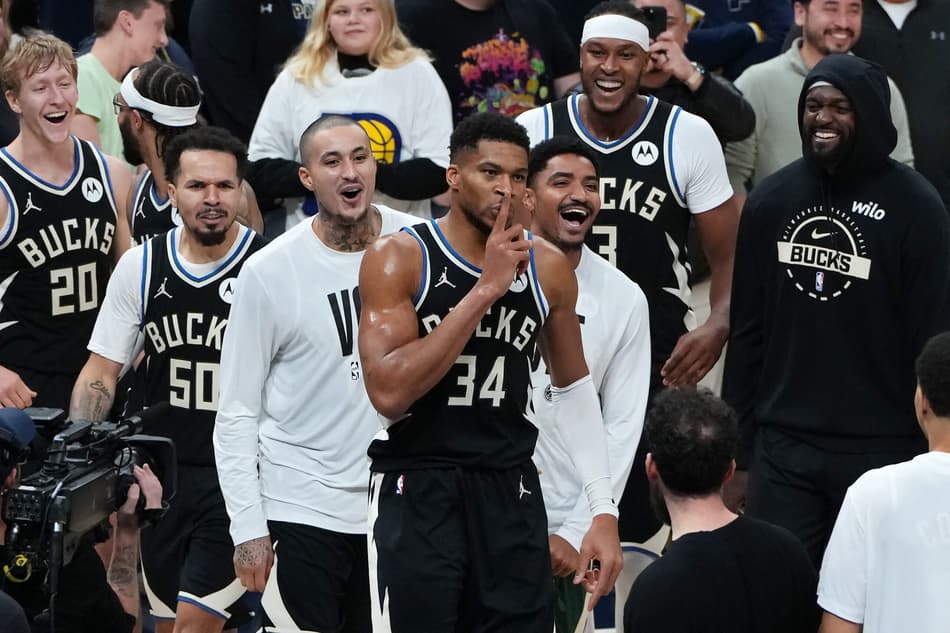 Giannis Antetokounmpo mandando a torcida dos Pacers ficarem em silêncio após ele virar o jogo no game winner (Foto: Dylan Buell / GETTY IMAGES NORTH AMERICA / Getty Images via AFP)