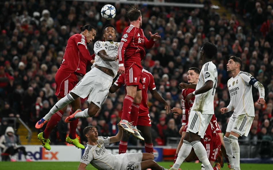Jogadores do Real Madrid e Liverpool em disputa, na Champions League (Foto: Paul Ellis/AFP)