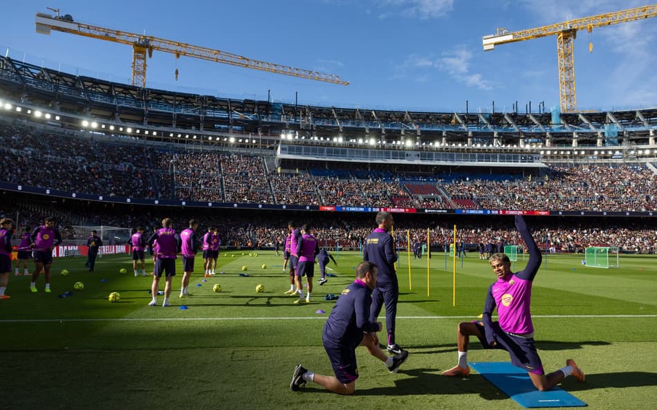 Barcelona faz treino para torcedores no Camp Nou