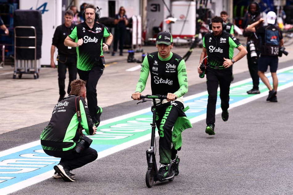 Gabriel Bortoleto, da Sauber, antes da corrida sprint deste sábado em Interlagos (Foto: JEAN CARNIEL / POOL / AFP)