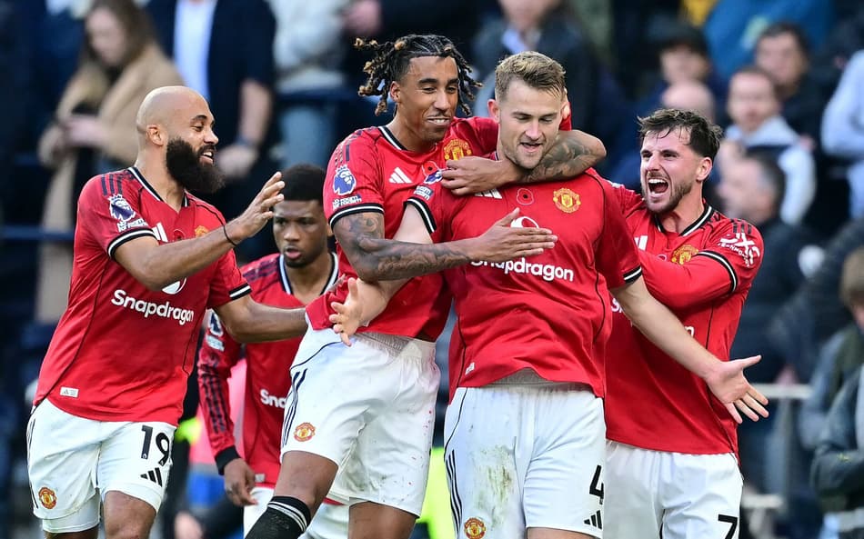 Richarlison marca nos acréscimos, mas Manchester United empata com Tottenham por 2 a 2 pela Premier League (Foto: Ben STANSALL / AFP)