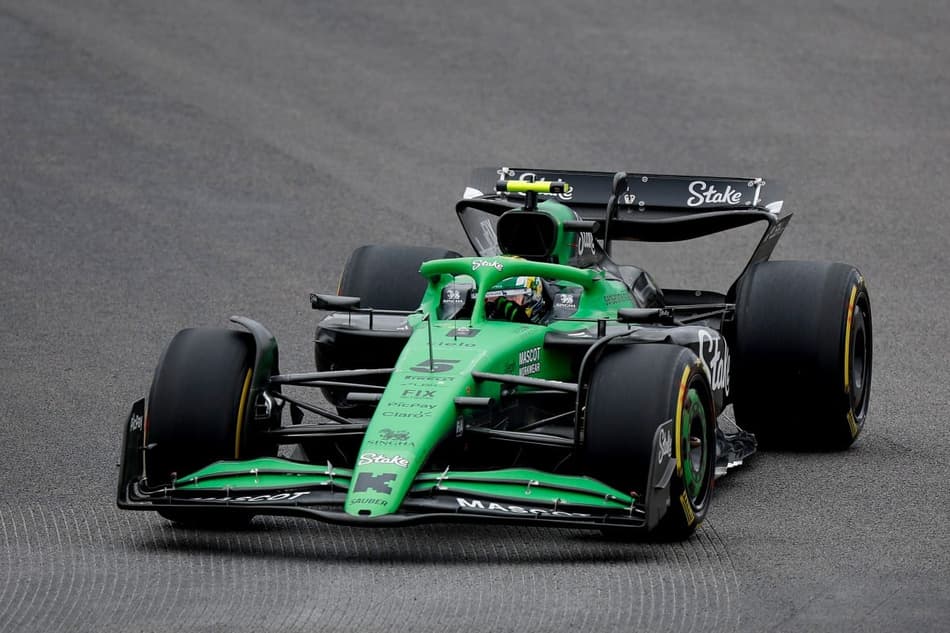 Gabriel Bortoleto na manhã deste sábado (8) em Interlagos (Foto: Miguel SCHINCARIOL / AFP)