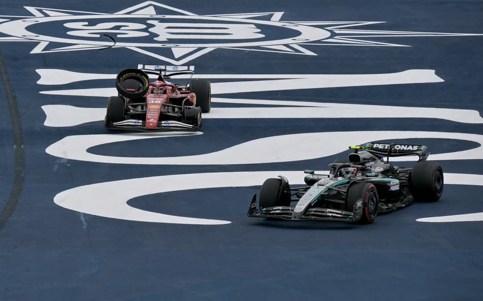 Carro de Leclerc após batida e Kimi Antonelli logo à frente (Foto: Nelson ALMEIDA / AFP)