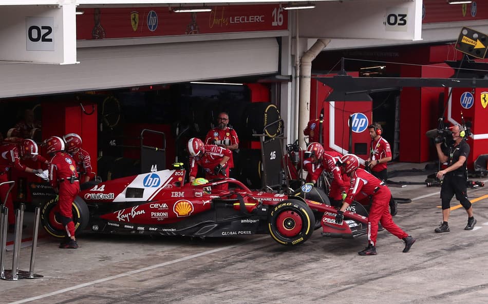 Carro de Lewis Hamilton na garagem após desistência da corrida no GP de São Paulo (JEAN CARNIEL / POOL / AFP)