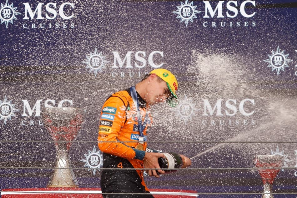 Britânico Lando Norris comemora a vitória no GP Brasil, em Interlagos (Foto: Miguel Schincariol / AFP)