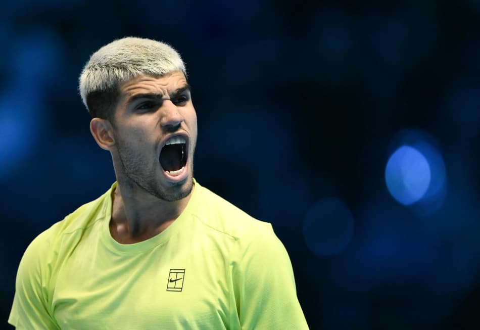 O espanhol Carlos Alcaraz comemora ponto na vitória sobre o americano Taylor Fritz (Foto: Marco BERTORELLO / AFP)