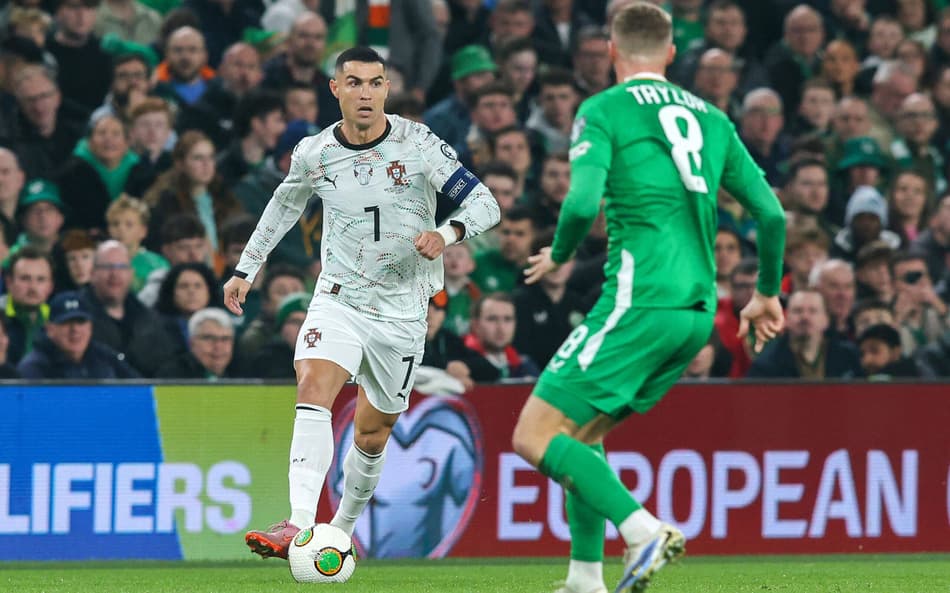 Cristiano Ronaldo em ação durante jogo entre Portugal e Irlanda, pelas Eliminatórias da Europa (Foto: Paul Faith/AFP)