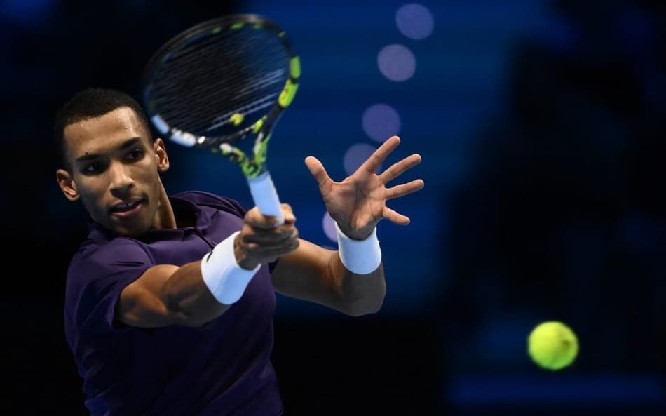O canadense Felix Auger Aliassime na vitória sobre o alemão Alexander Zverev (Foto: MARCO BERTORELLO / AFP)