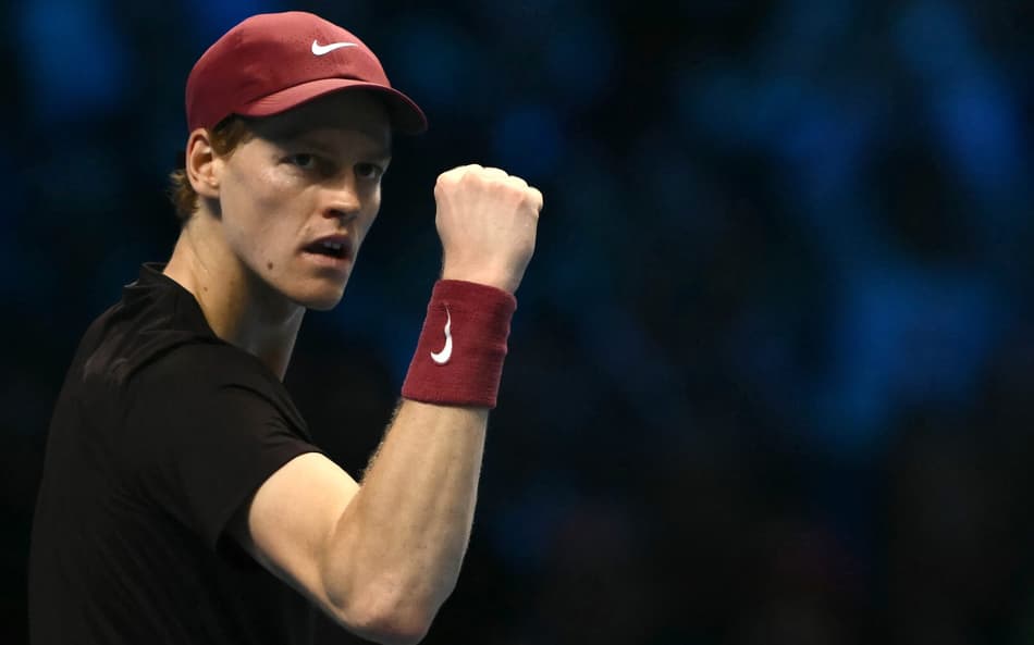 Jannik Sinner na vitória sobre Alex De Minaur (Foto: Marco BERTORELLO / AFP)