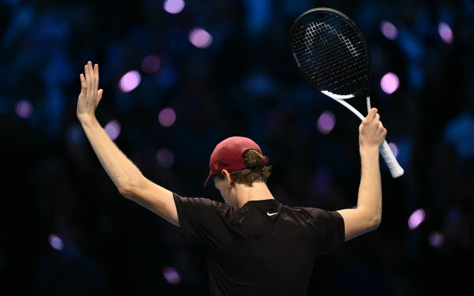 Jannik Sinner garante vaga na final do ATP Finals 2025 (Foto: Marco BERTORELLO / AFP)