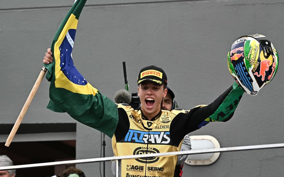O piloto brasileiro Diogo Moreira, da equipe Italtrans Racing Team, comemora a conquista do título mundial após vencer a corrida de Moto2 do Grande Prêmio de Valência (Foto: Javier Soriano / AFP)