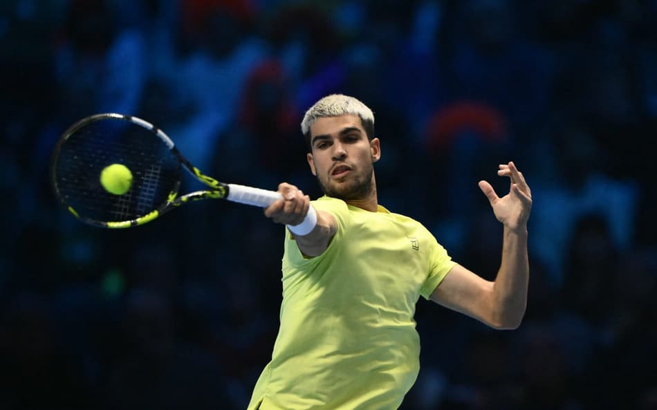 Carlos Alcaraz em duelo contra Sinner no ATP Finals (Foto: Marco BERTORELLO / AFP)
