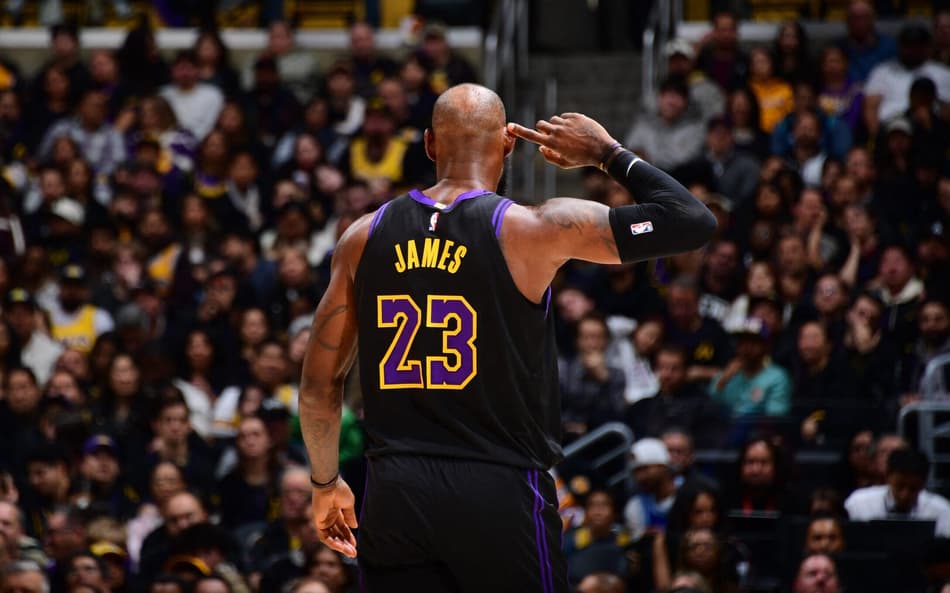 LeBron James em seu retorno da temporada 2025/26 pela partida de Los Angeles Lakers x Utah Jazz (Foto: Adam Pantozzi / NBAE / Getty Images / Getty Images via AFP)