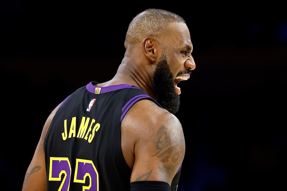 LeBron James em seu retorno da temporada 2025/26 pela partida de Los Angeles Lakers x Utah Jazz (Foto: RONALD MARTINEZ / GETTY IMAGES NORTH AMERICA / Getty Images via AFP)