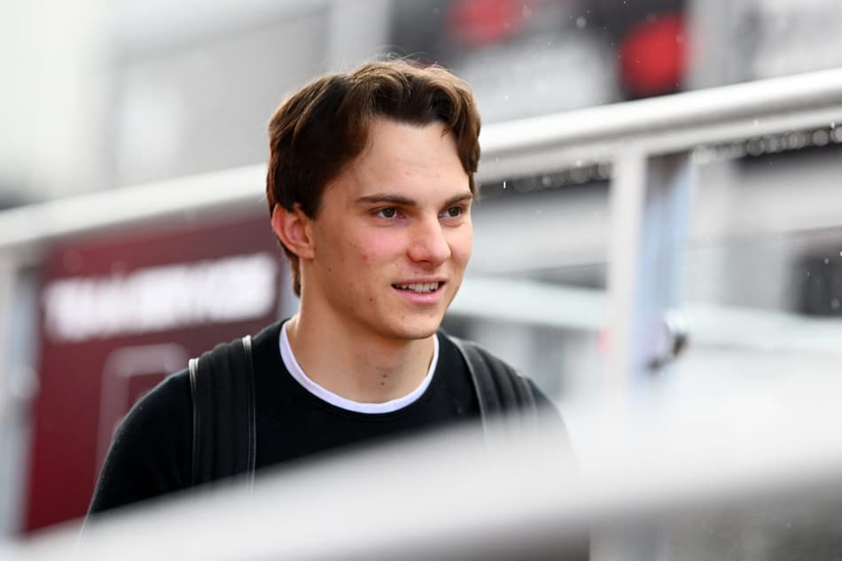 Oscar Piastri chega ao GP de Las Vegas, nos EUA (Foto: Clive Mason/Getty Images/AFP)