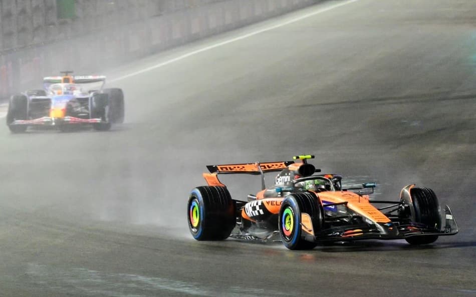 Britânico Lando Norris seguido pelo francês Isack Hadjar na classificação para o GP de Las Vegas de Fórmula 1 (Foto: Frederic J. Brown / AFP)