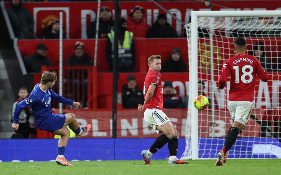 Pela Premier League, o Everton venceu o Manchester United por 1 a 0 (Foto: Darren Staples / AFP)