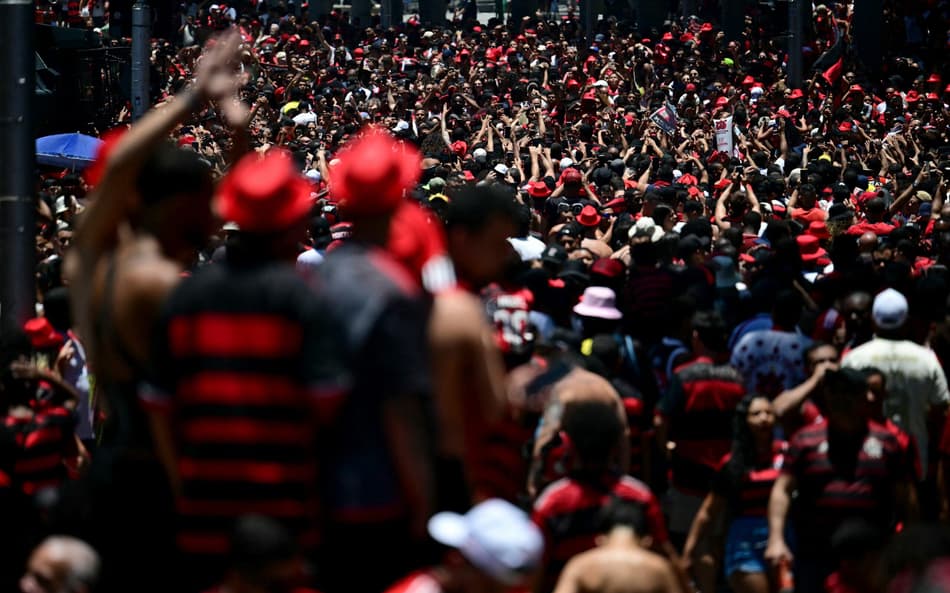 Torcida do Flamengo espera o time no Centro do Rio (Foto: Pablo PORCIUNCULA / AFP)