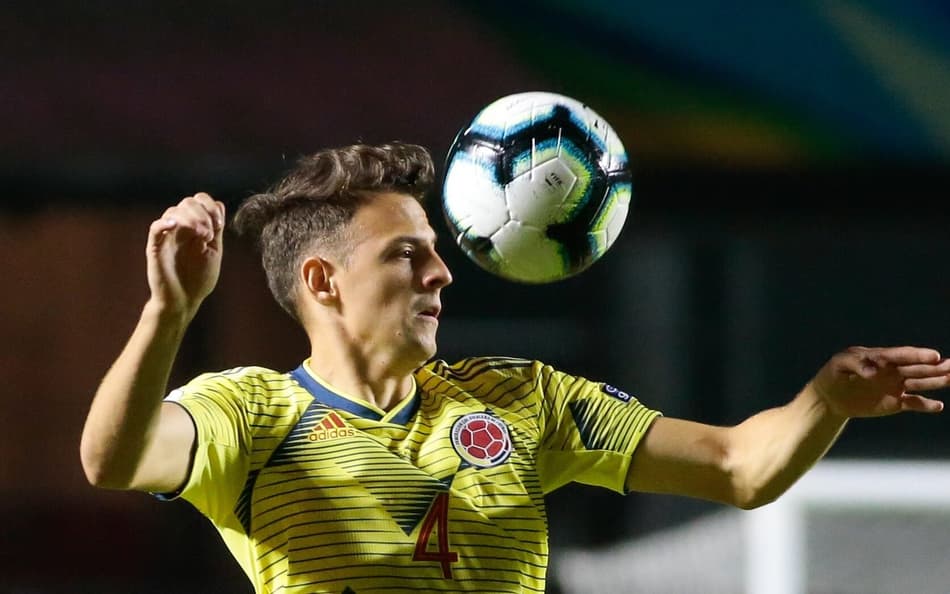 Santiago Arias com a camisa da Colômbia (Foto: Marcello Zambrana/AGIF)