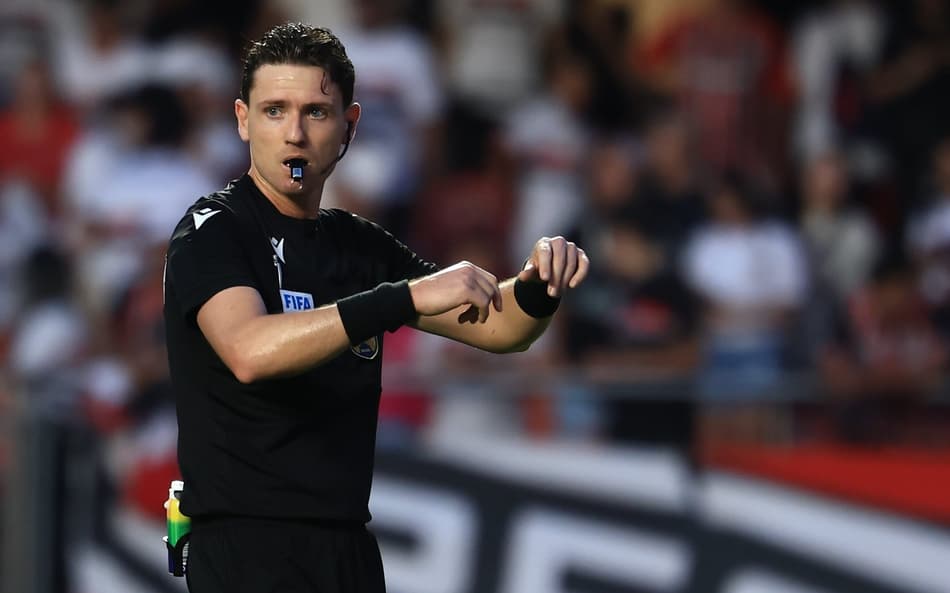 O árbitro Ramon Abatti Abel durante partida entre São Paulo e Palmeiras no estadio Morumbi pelo campeonato Brasileiro A 2025 (Foto: Marcello Zambrana/AGIF)