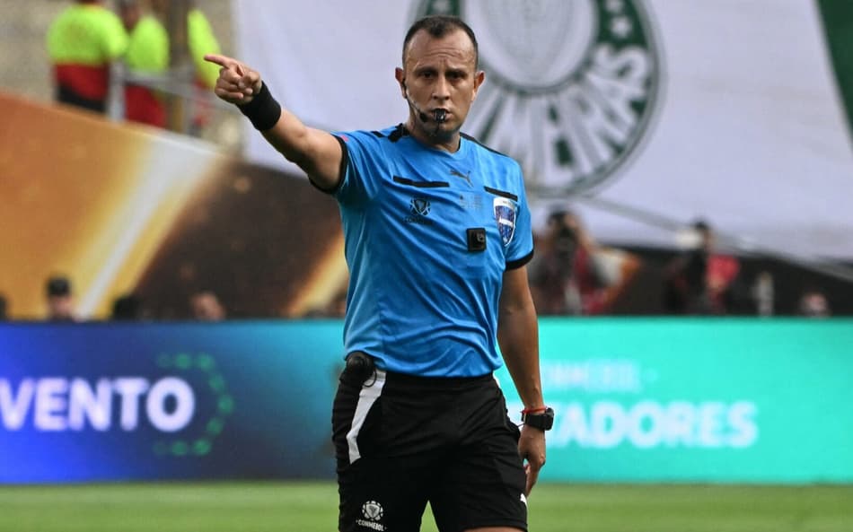 Argentino Dario Herrera apita a final da Libertadores entre Palmeiras e Flamengo (Foto: Luis Acosta/AFP)