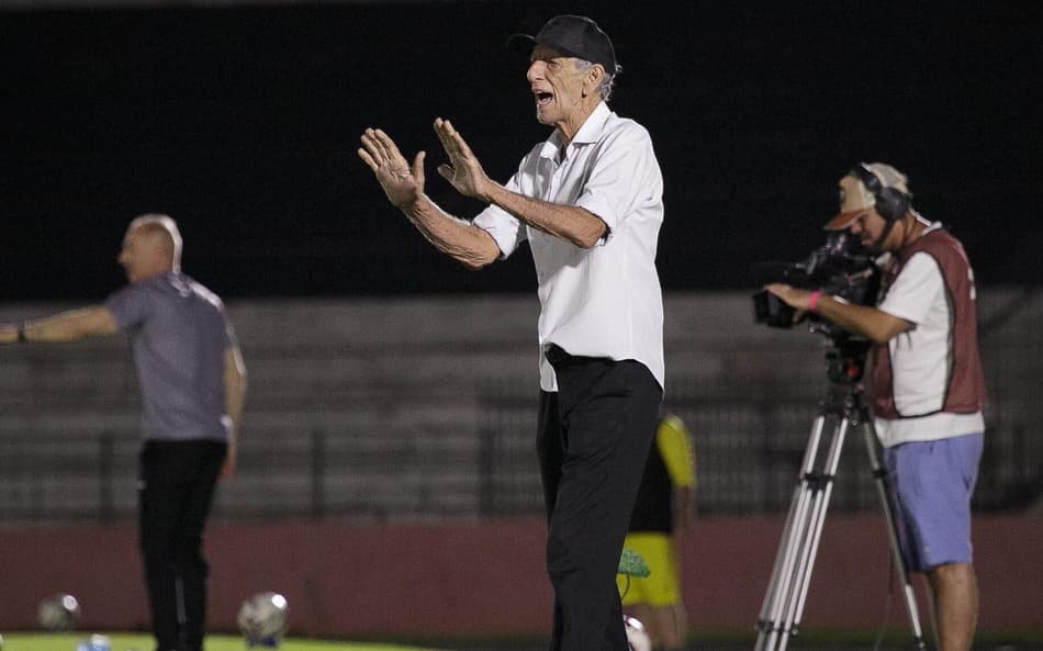 Aderbal Lana, técnico do Amazonas FC, em partida da Série B