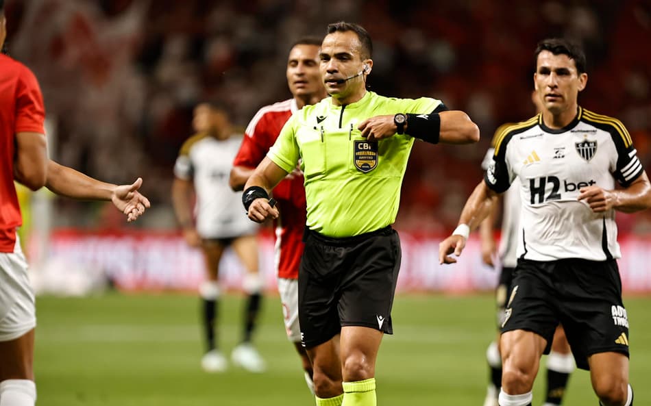 Alex Gomes Stefano, árbitro carioca durante partida entre Internacional x Atlético-MG, válida pela 31ª rodada do Campeonato Brasileiro 2025.