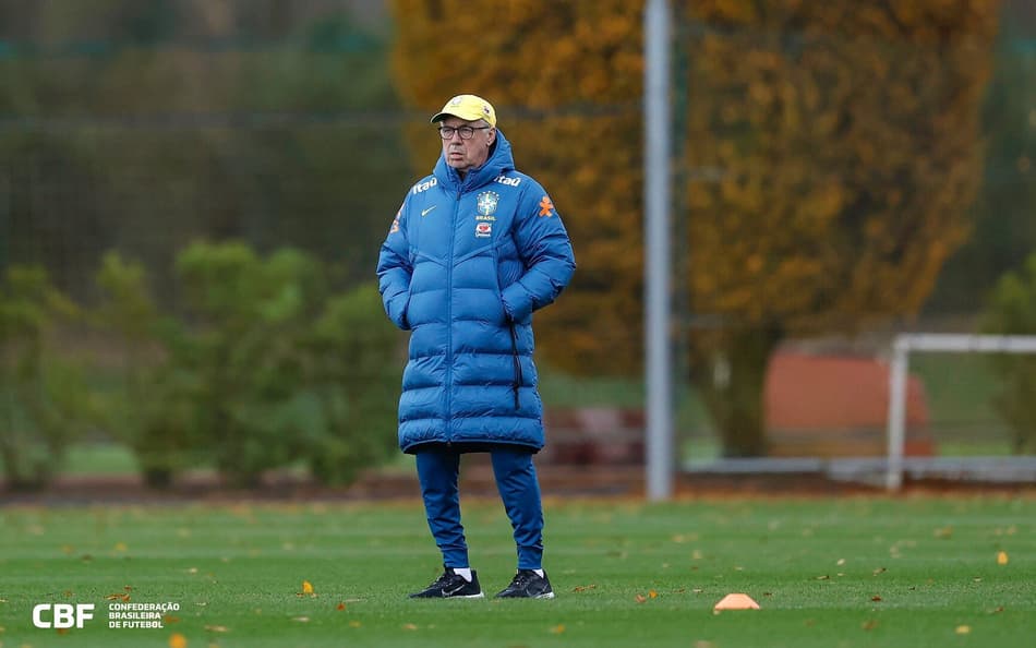 Carlo Ancelotti, técnico da Seleção Brasileira, durante treinamento em Londres