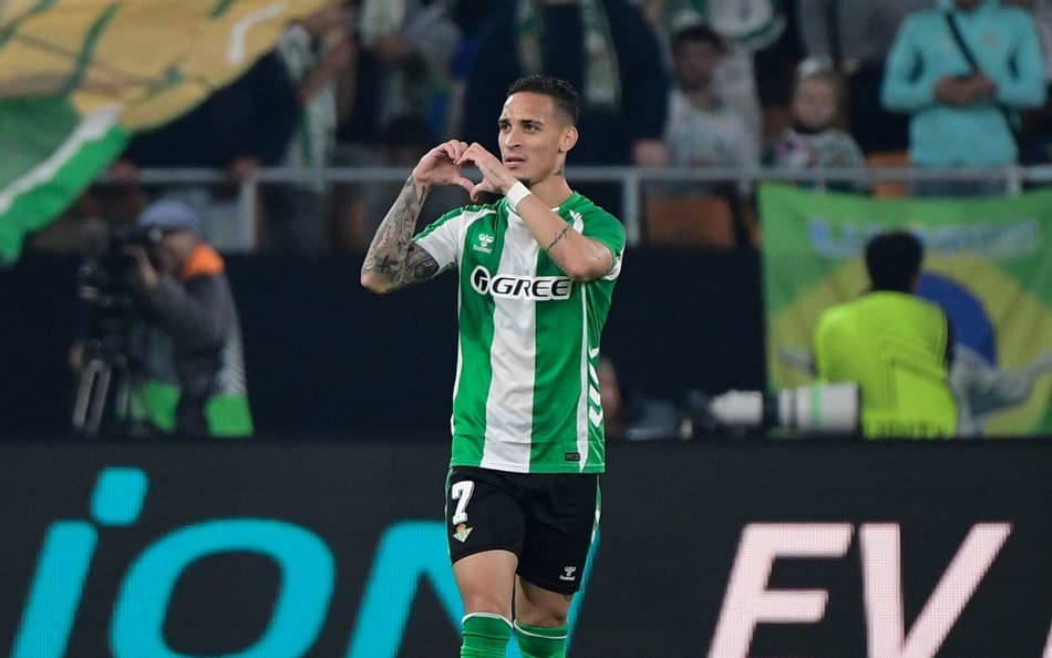 Antony marcou um belo gol no confronto entre Real Betis e Lyon, pela Europa League (Foto: Cristina Quicler/AFP)