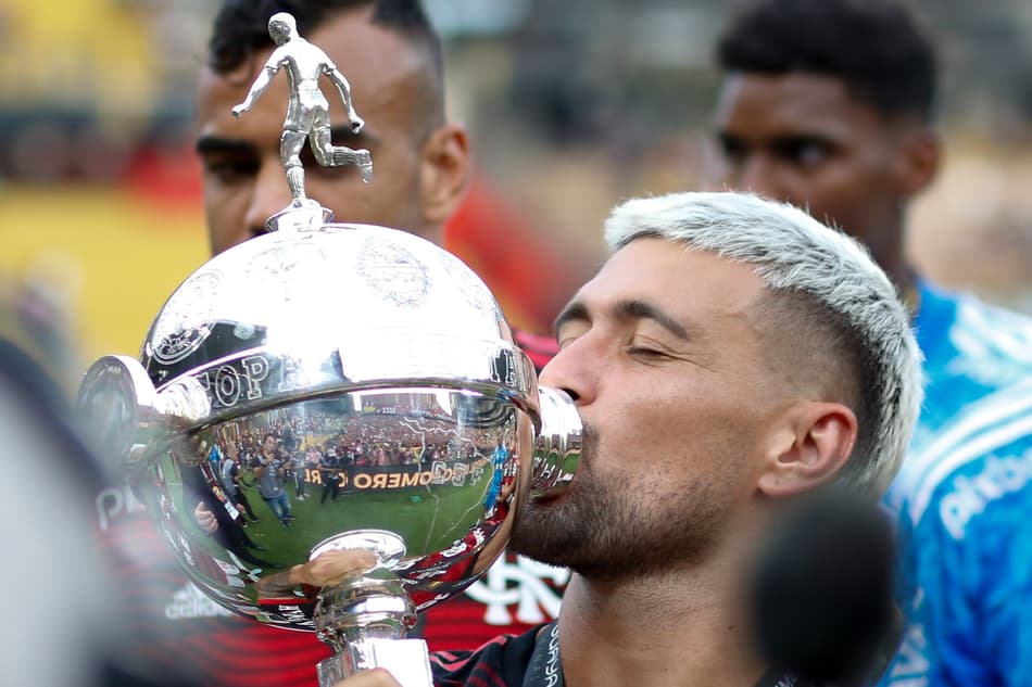 Arrascaeta, do Flamengo, com taça da Libertadores de 2022 (Foto: Gilvan de Souza / Flamengo)