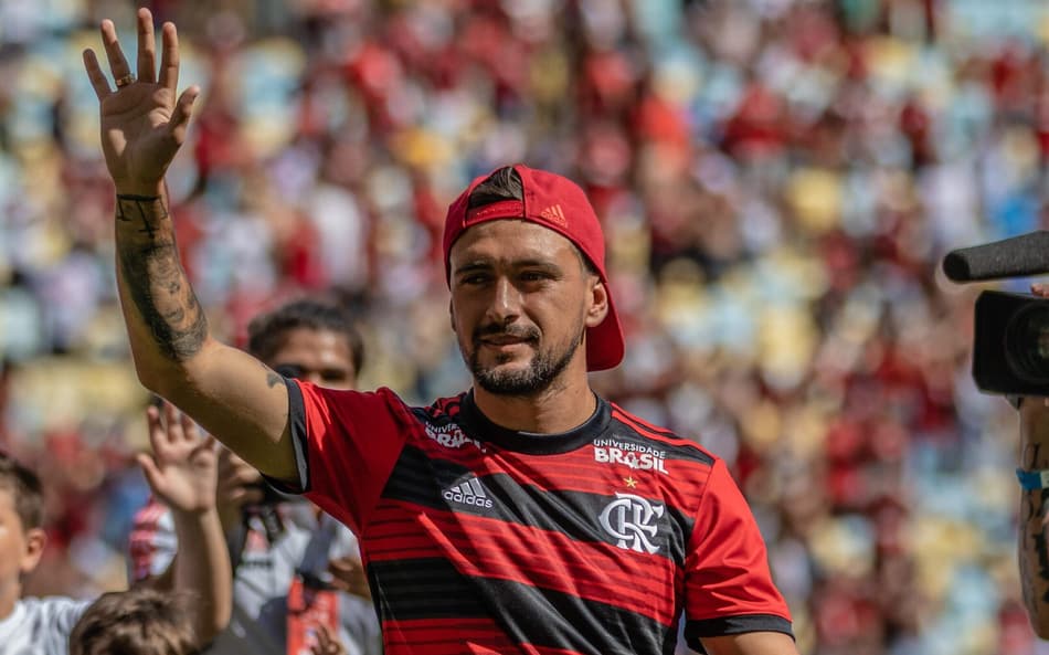 Arrascaeta em sua apresentação à torcida do Flamengo, em 2019 (Foto: Magalhães Júnior / Photopress / Gazeta Press)