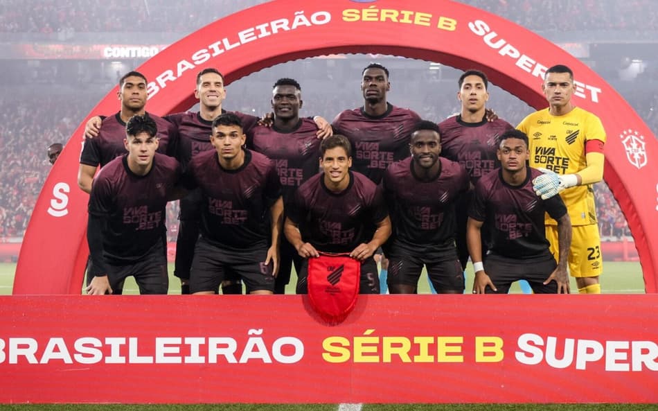 Athletico-PR renova parceria com marca inglesa, que amplia atuação no clube; entenda