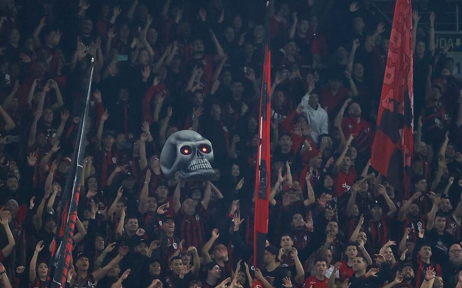 Athletico torcida Arena da Baixada caveira