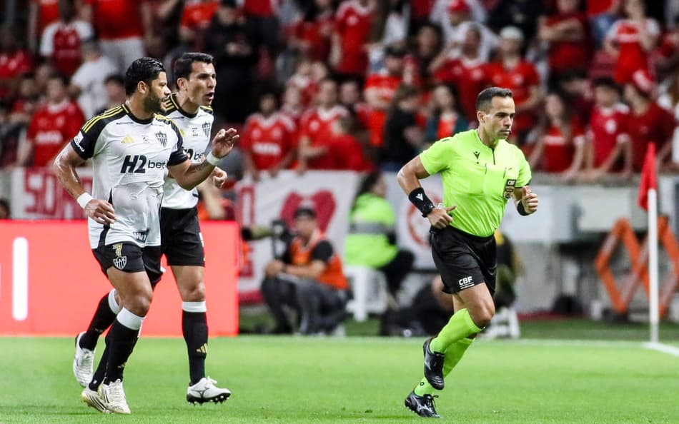 Atlético reclama de arbitragem (Foto: WILLIAN ABI/Pera Photo Press/ gazeta press)