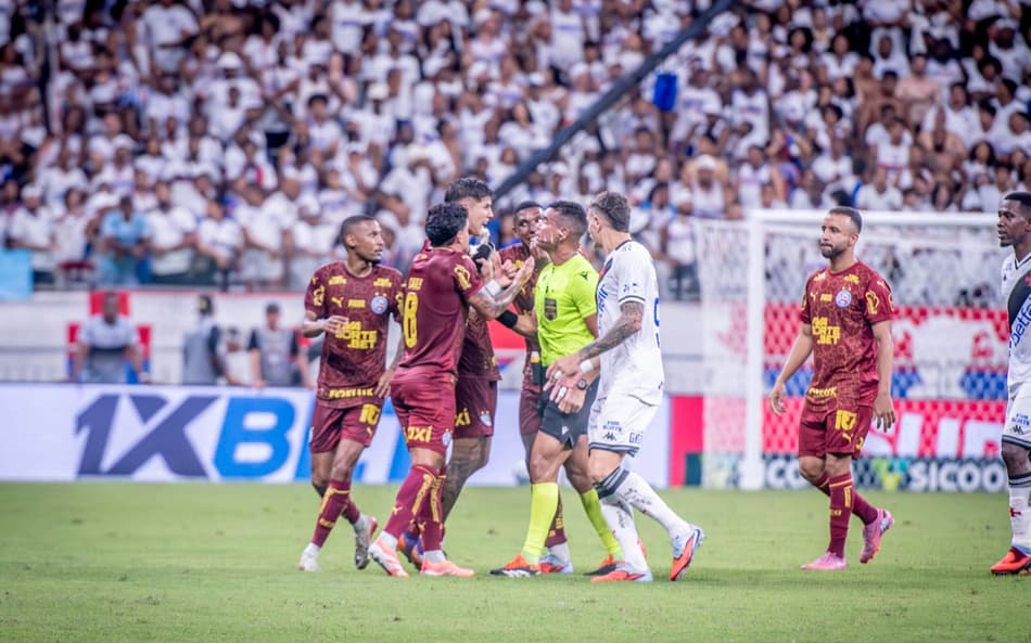 Arbitragem de Bahia x Vasco foi polêmica pela 35ª rodada do Brasileirão (Foto: Fillipe Alves/Agência F8/Gazeta Press)