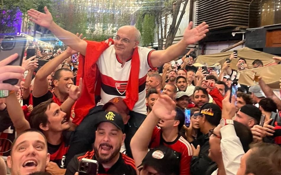 Bandeira de Melo é carregado por torcedores do Flamengo antes da final da Libertadores