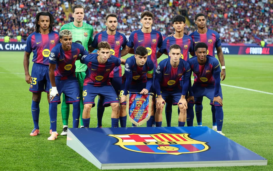 Barcelona perfilado antes do jogo contra o Olympiacos, pela Champions League