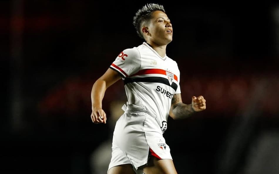 Bia Menezes chegou ao São Paulo em 2024 e está na segunda temporada pelo clube. (Foto: Bia Menezes atuando pelo São Paulo. (Foto: Divulgação / São Paulo)