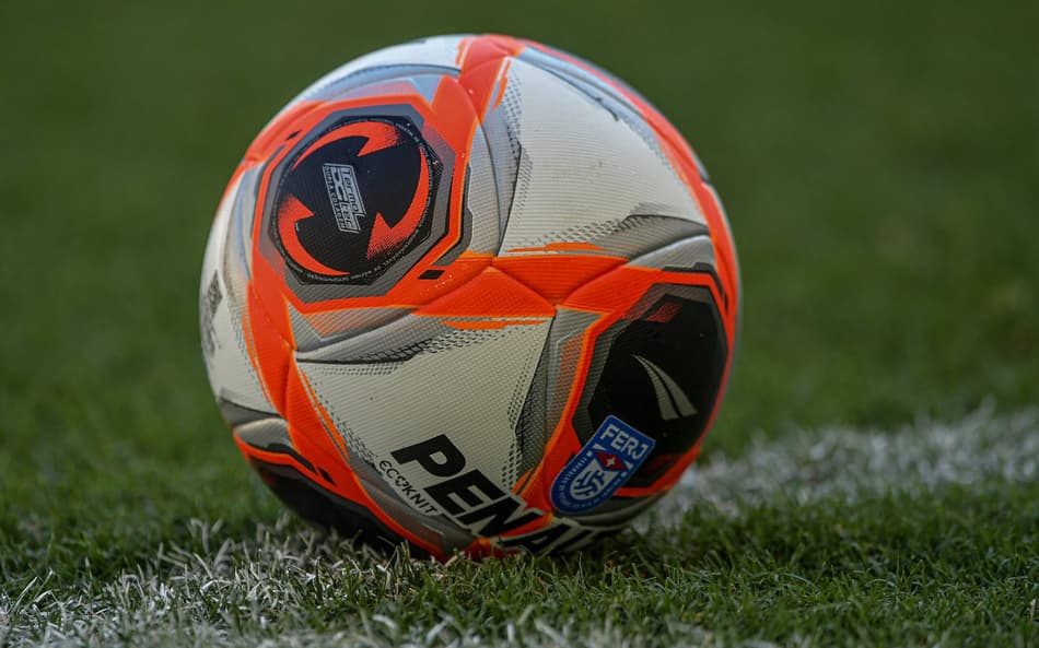 Bola do Campeonato Carioca no gramado do Maracanã, no Rio de Janeiro