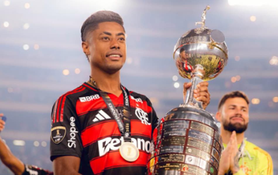 Bruno Henrique com o troféu da Libertadores