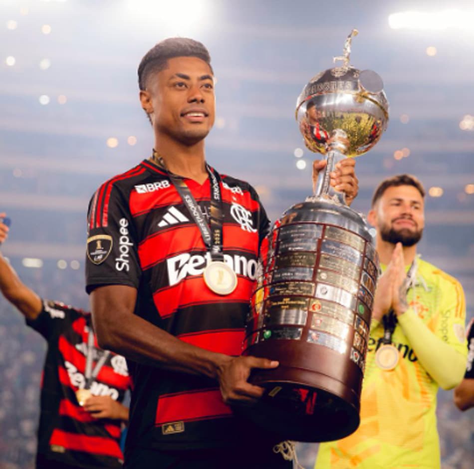 Bruno Henrique com o troféu da Libertadores