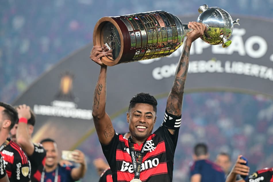 Bruno Hneirque ergue taça da Libertadores - Flamengo campeão da edição 2025