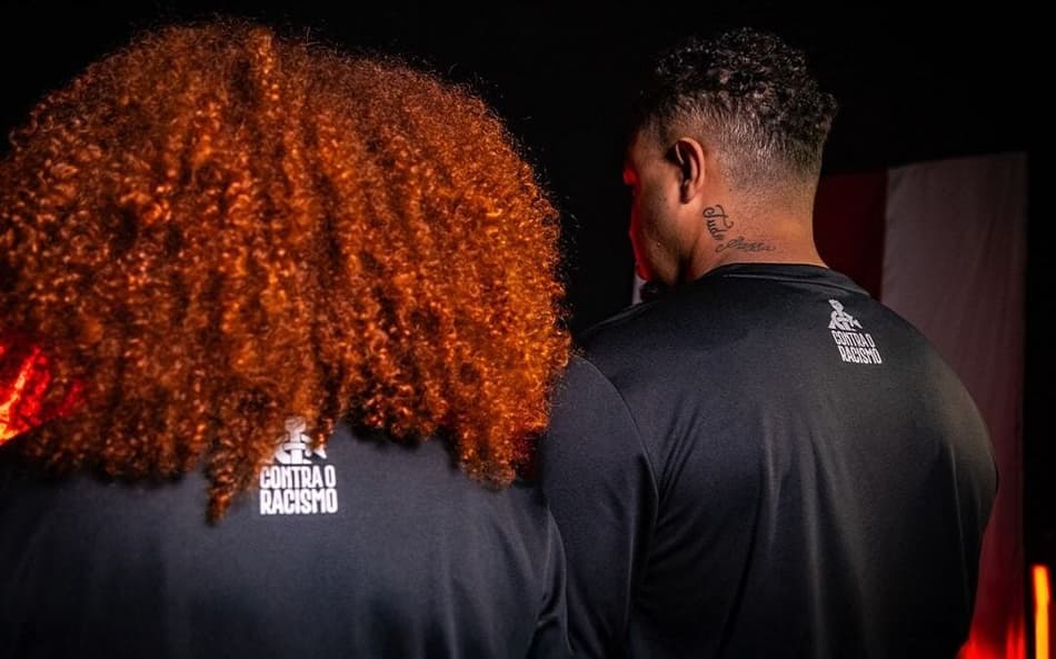 Detalhe da camisa pelo Dia da Consciência Negra do Internacional
