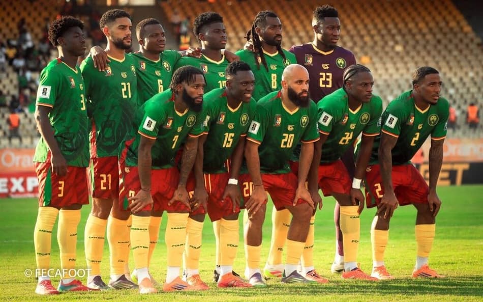 Camarões perfilado antes do confronto com a Angola, pelas Eliminatórias da África