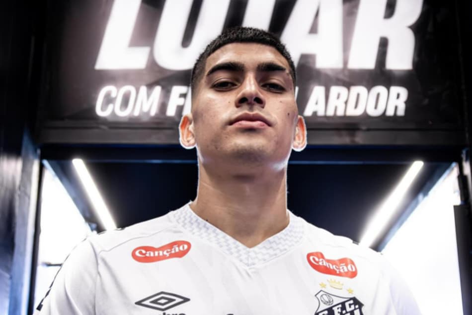 Adonis Frías com a camisa do Santos