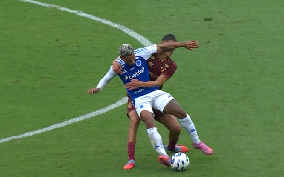 Lance de Matheus Pereira do Cruzeiro com Bernal do Fluminense (Foto: Reprodução CBFTV)